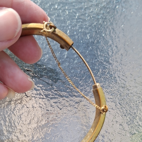 Gold  1/20 12K GF Floral Engraved Hinged Bangle Bracelet - Picture 4 of 6